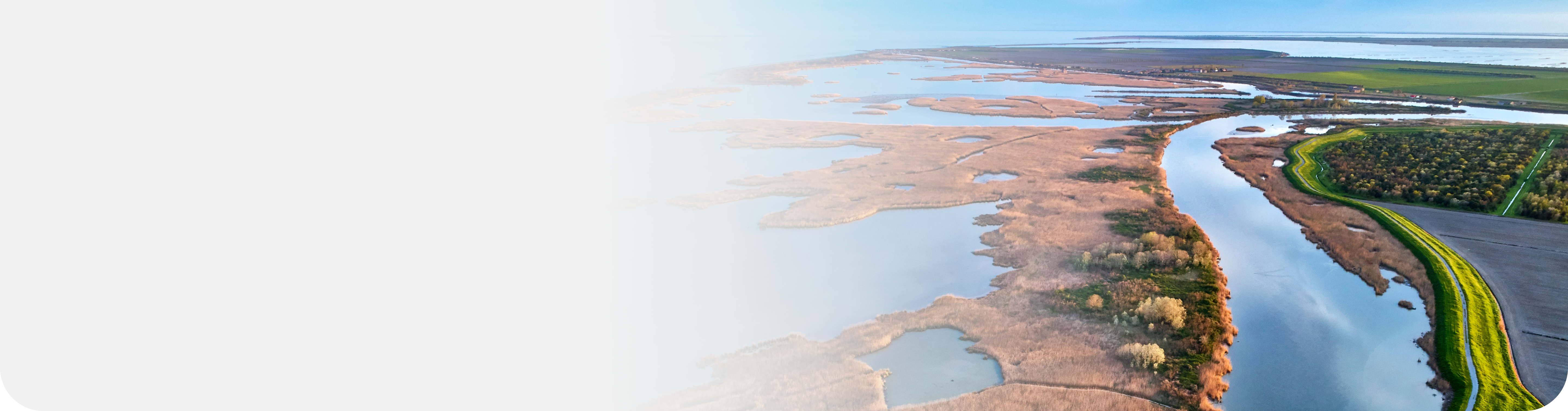 Vista aerea del paesaggio ravennate fluviale che sfocia nel mare